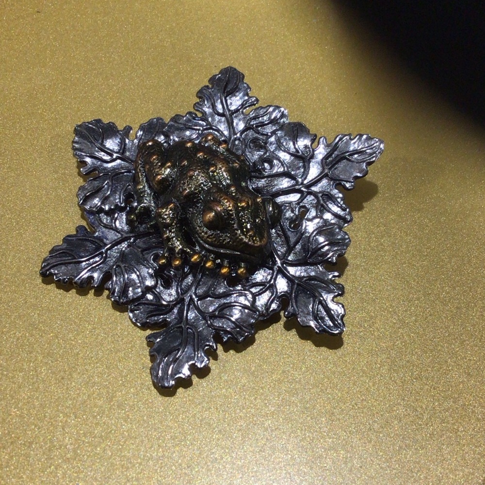 Vintage Signed Sylvia Dahl Neiman Marcus Tree Frog Leaf Scarf Clip Brooch